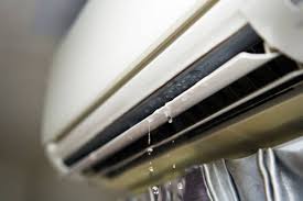 Kebocoran Air Karena Karat pada Talang Air AC Lama